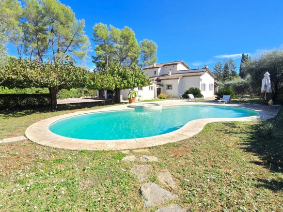 Maison avec piscine sur terrain de 3 300 m² à Mouans-Sartoux, entourée d'oliviers.