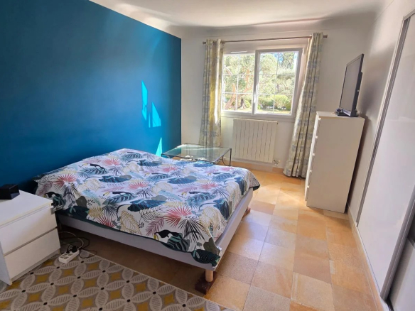 Chambre d'une maison à Mouans-Sartoux avec un lit, une fenêtre et un décor moderne.