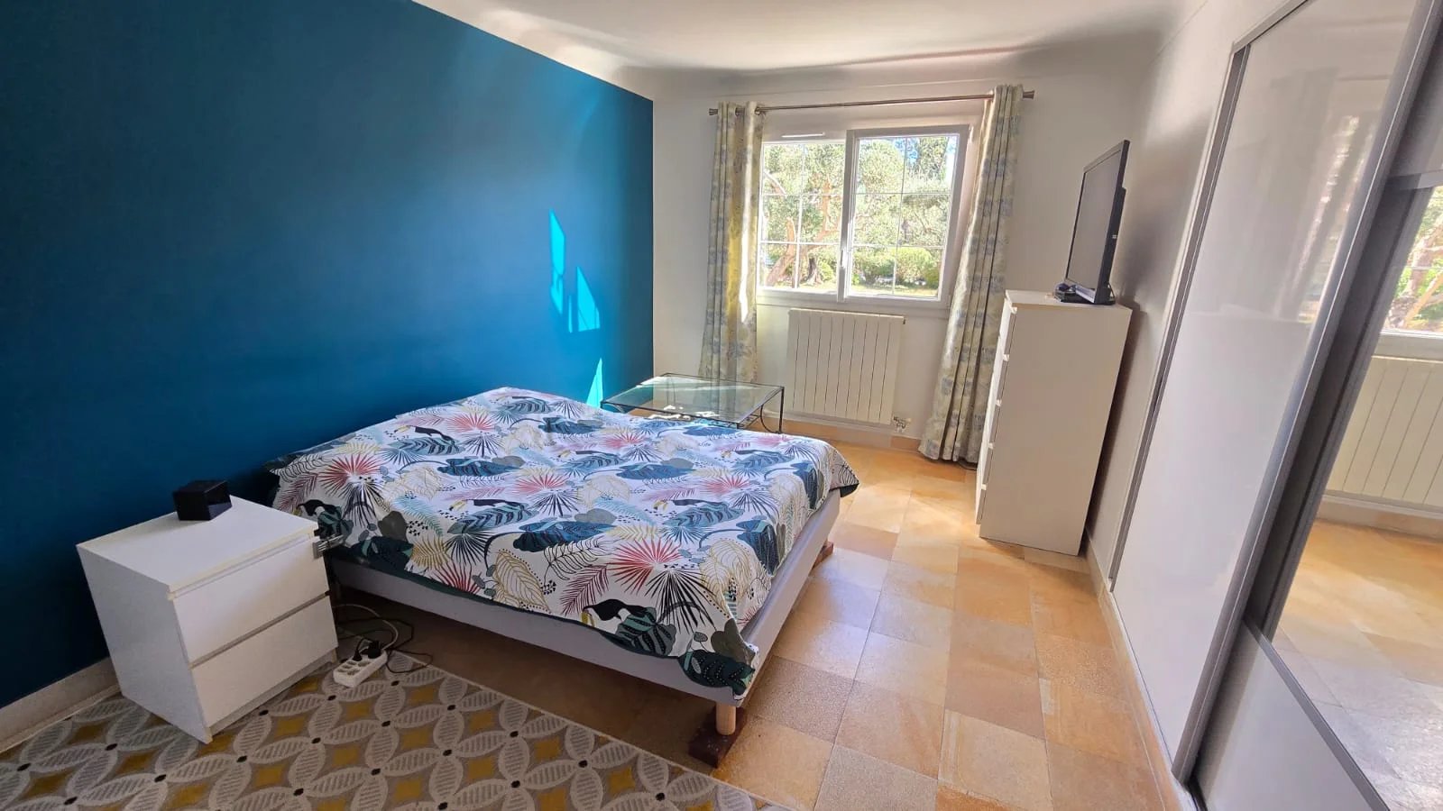 Chambre à coucher dans une maison Chambre d'une maison à Mouans-Sartoux avec un lit, une fenêtre et un décor moderne.