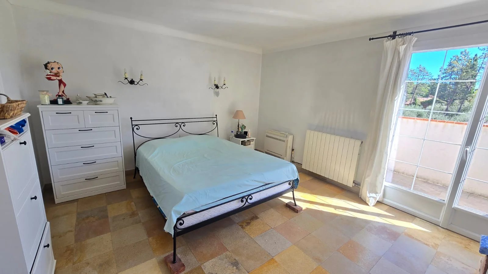 Chambre spacieuse dans une maison à Mouans-Sartoux Chambre d'une maison avec lit, armoire et fenêtre donnant sur l'extérieur.