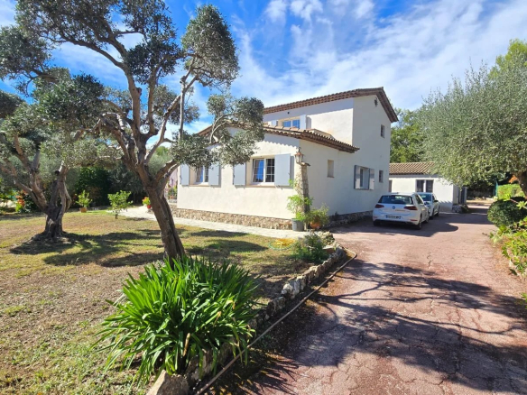 Maison de 135 m² avec piscine et jardin à Mouans-Sartoux, terrain de 3 300 m².