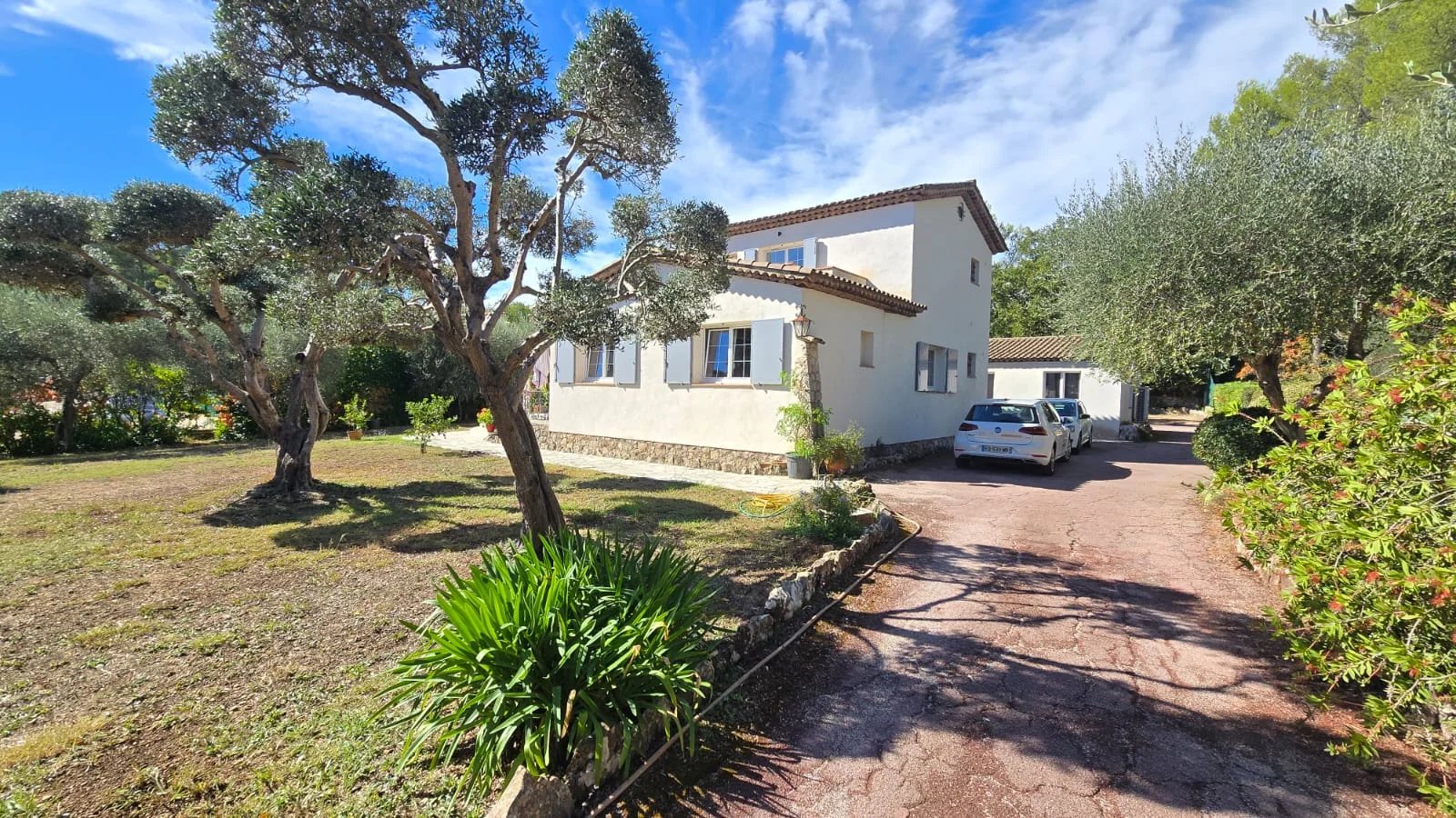 Maison avec piscine à Mouans-Sartoux Maison de 135 m² avec piscine et jardin à Mouans-Sartoux, terrain de 3 300 m².