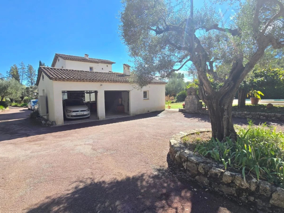 Maison de 135 m² avec piscine et double garage sur un terrain de 3 300 m² à Mouans-Sartoux.