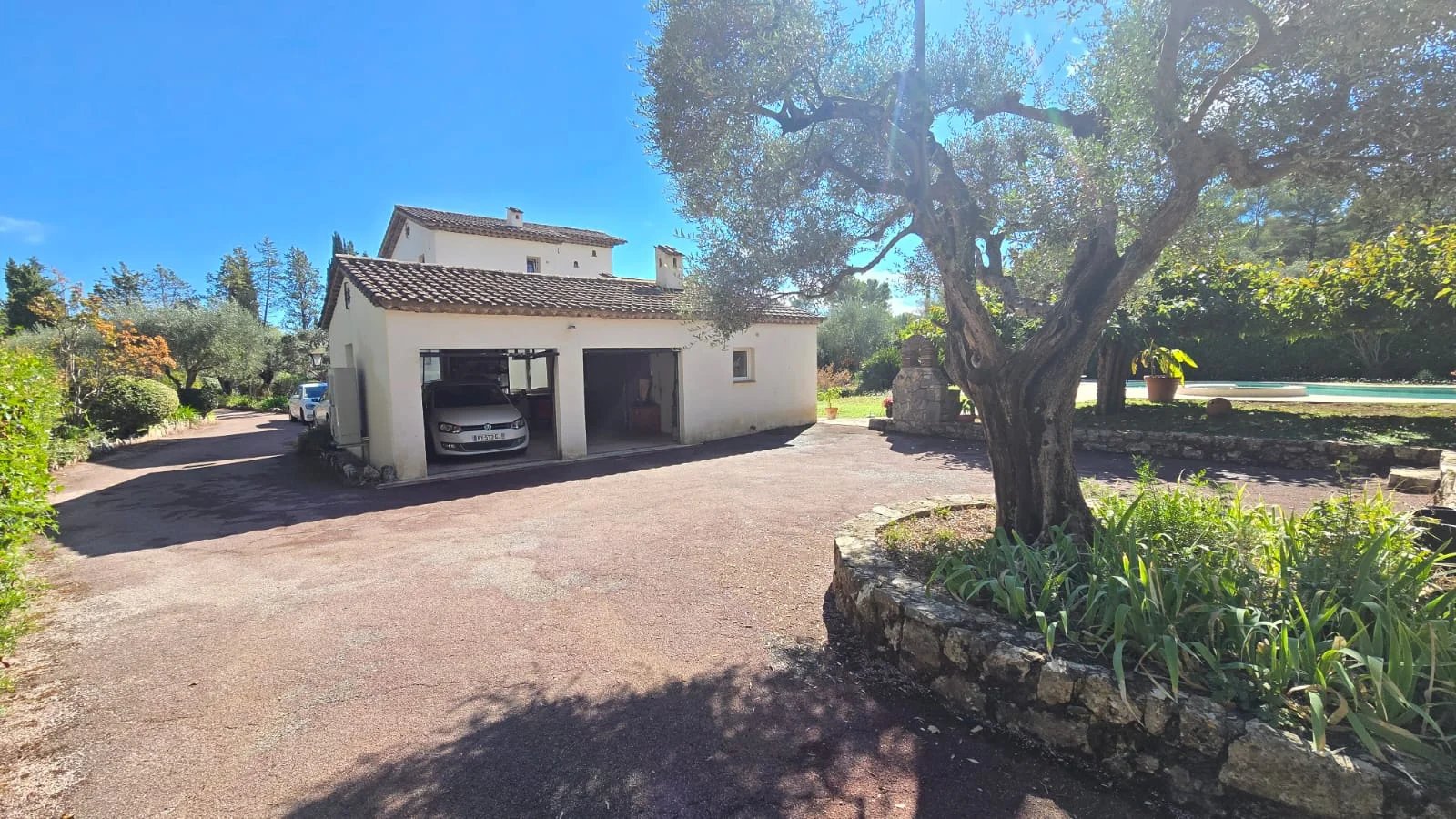 Maison avec piscine à Mouans-Sartoux Maison de 135 m² avec piscine et double garage sur un terrain de 3 300 m² à Mouans-Sartoux.