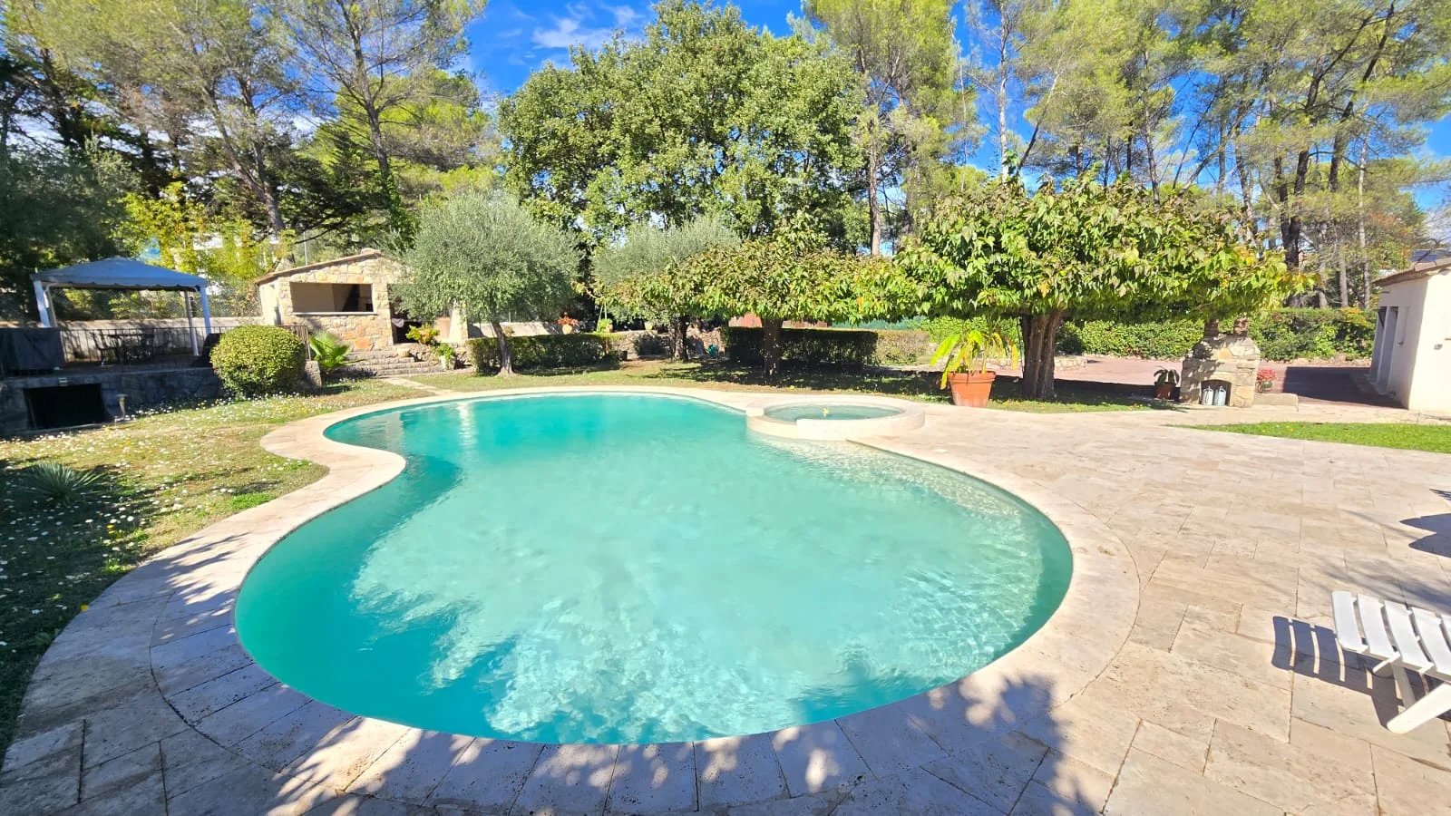 Maison avec piscine à Mouans-Sartoux Piscine au sel entourée d'un jardin avec oliviers à Mouans-Sartoux.