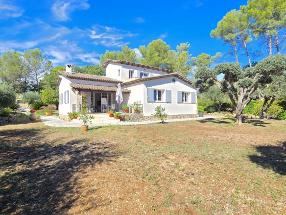 Maison de 135 m² avec piscine et terrain de 3 300 m² à Mouans-Sartoux, entourée d'oliviers.