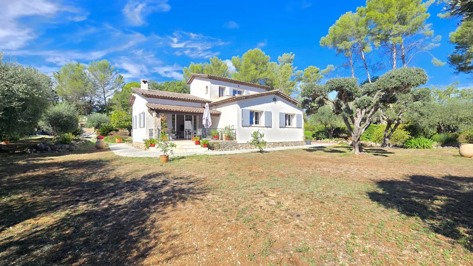 Maison avec piscine à Mouans-Sartoux Maison de 135 m² avec piscine et terrain de 3 300 m² à Mouans-Sartoux, entourée d'oliviers.