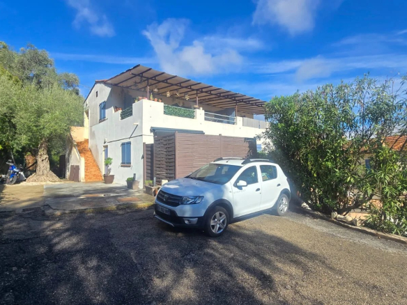Ensemble immobilier de 400 m² avec restaurant et logements à Roquefort-les-Pins.