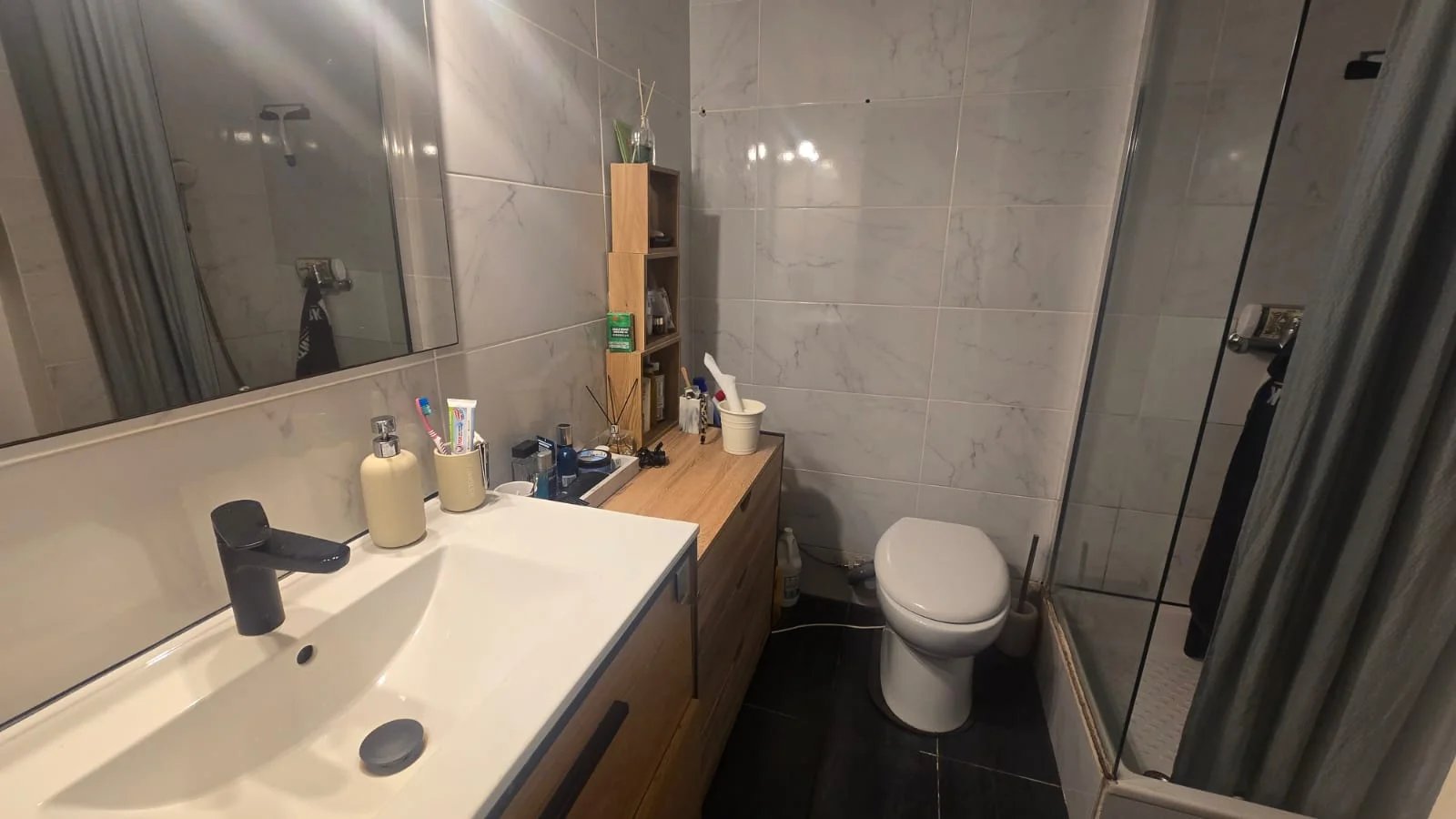Salle de bain moderne Salle de bain moderne avec douche, lavabo et toilettes.