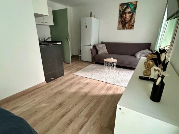 Intérieur d'un logement avec un salon, une cuisine et un réfrigérateur, Roquefort-les-Pins.