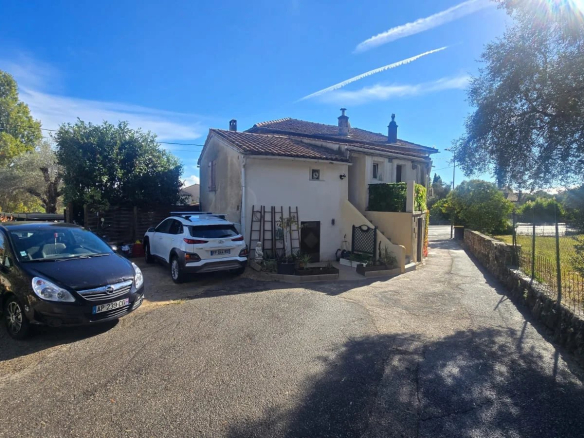 Ensemble immobilier avec restaurant et logements à Roquefort-les-Pins, vue extérieure.