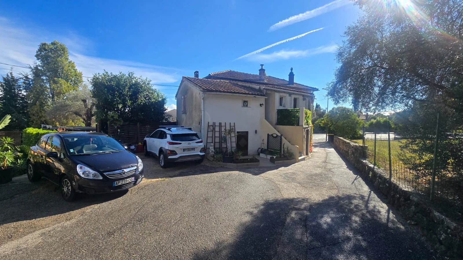 Ensemble immobilier à Roquefort-les-Pins Ensemble immobilier avec restaurant et logements à Roquefort-les-Pins, vue extérieure.
