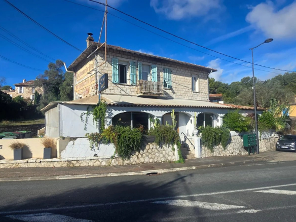 Ensemble immobilier avec restaurant et logements à Roquefort-les-Pins, vue de l'extérieur.