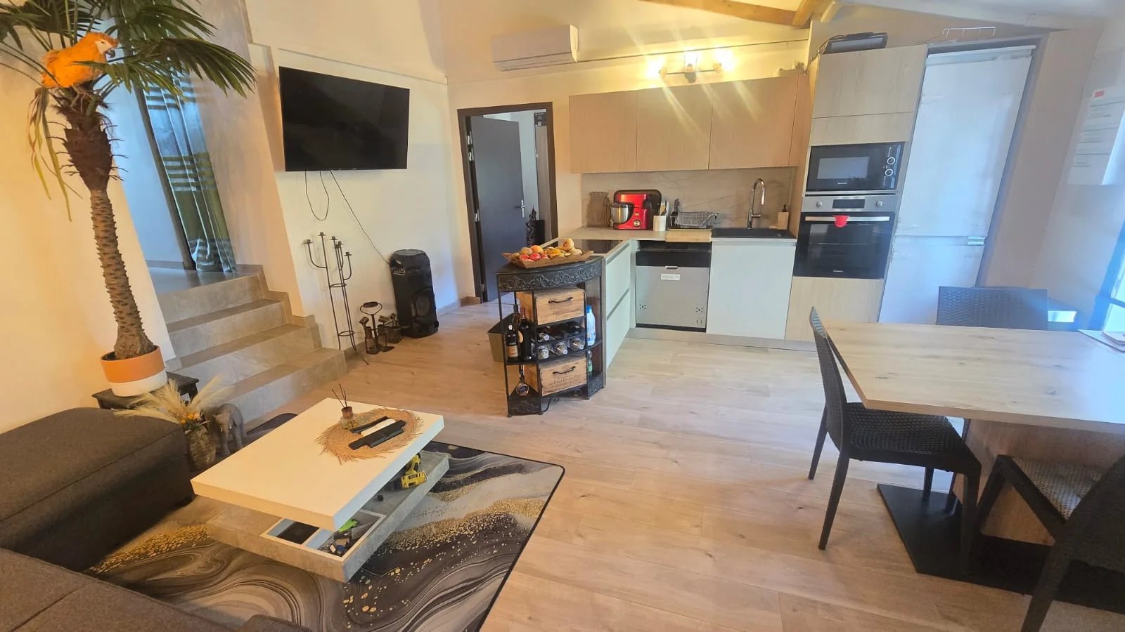 Intérieur d’un appartement à Roquefort-les-Pins Intérieur d'un appartement avec salon, cuisine et table à manger.