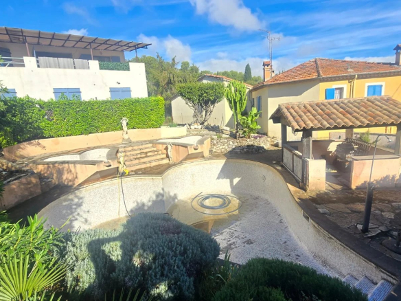 Vue d'un ensemble immobilier avec piscine et terrasses à Roquefort-les-Pins.