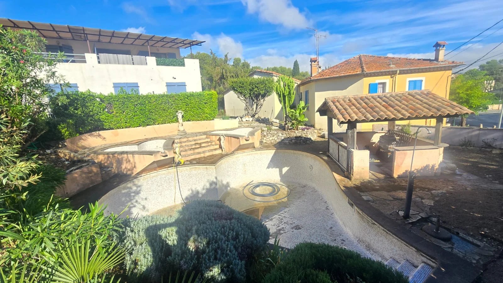 Ensemble immobilier à Roquefort-les-Pins Vue d'un ensemble immobilier avec piscine et terrasses à Roquefort-les-Pins.