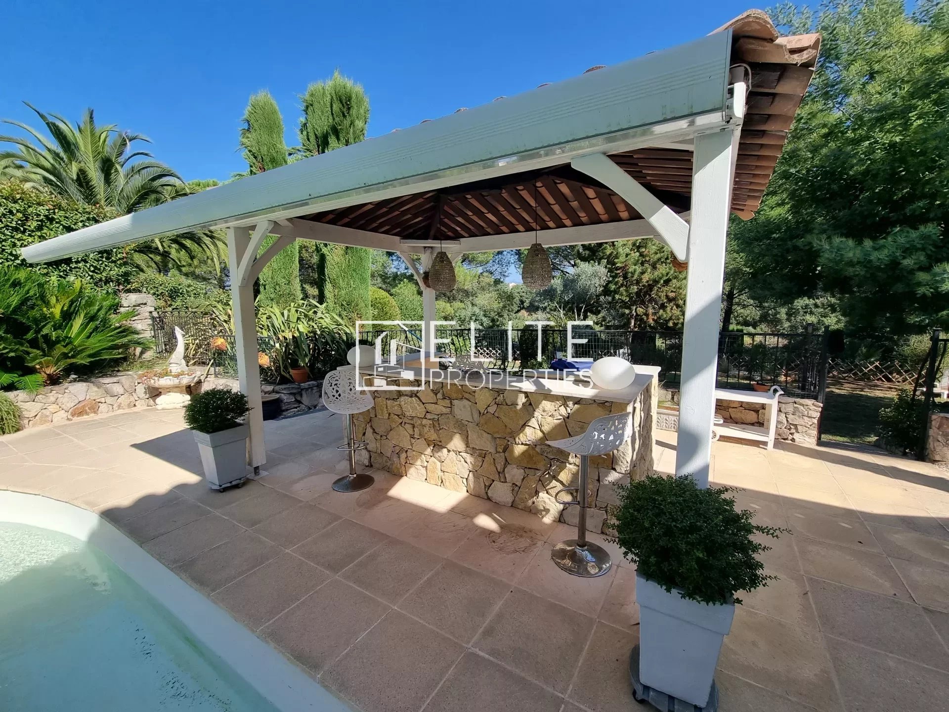 Pool house avec bar près de la piscine dans une villa aux Adrets-de-l'Estérel.