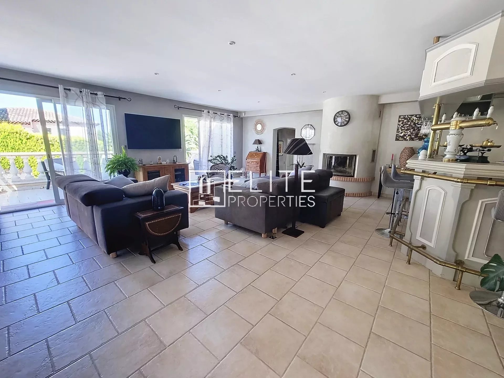 Intérieur d'une villa moderne avec salon spacieux et cuisine ouverte.