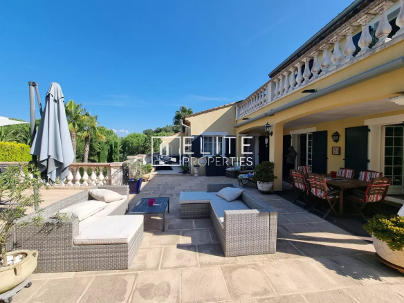 Terrasse d'une villa avec mobilier de jardin et vue sur le jardin à Les Adrets-de-l'Estérel.