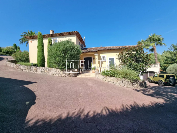 Villa de 203m² sur un terrain de 3212m² à Les Adrets-de-l'Estérel, avec jardin et piscine.