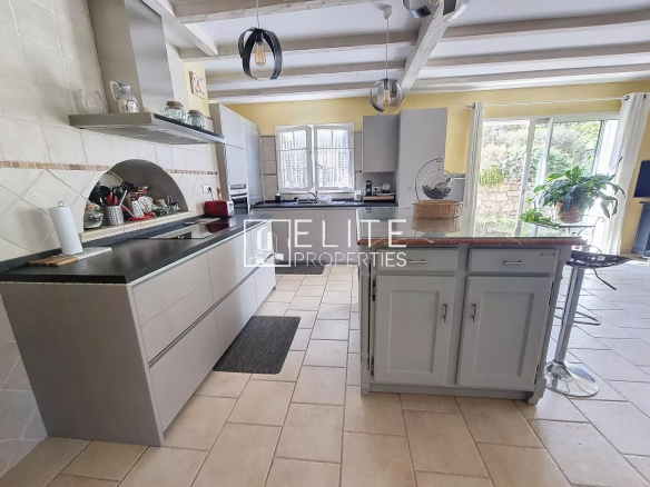 Intérieur d'une cuisine moderne dans une villa à Les Adrets-de-l'Estérel.