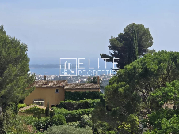 Vue dégagée sur la mer et la végétation depuis un appartement à Mougins.