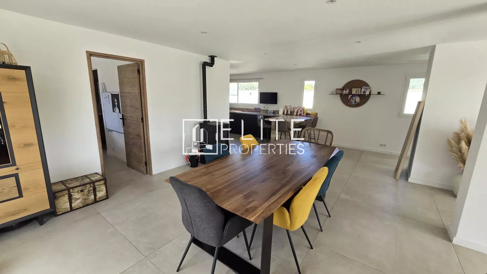 Intérieur d’une maison rénovée à Grasse Intérieur d'une maison rénovée avec une grande table à manger et un espace cuisine ouvert.