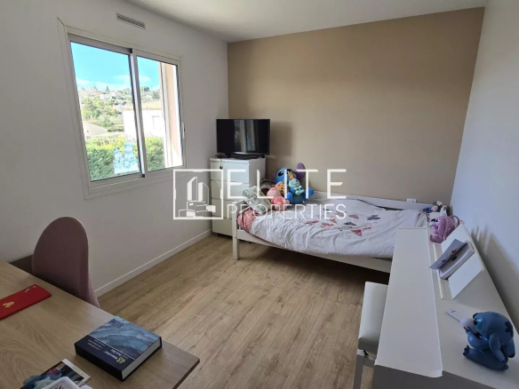 Chambre d'une maison à Grasse avec lit, bureau et télévision.
