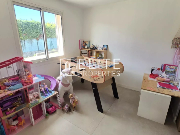 Chambre d'une maison à Grasse, avec des jouets et un bureau.
