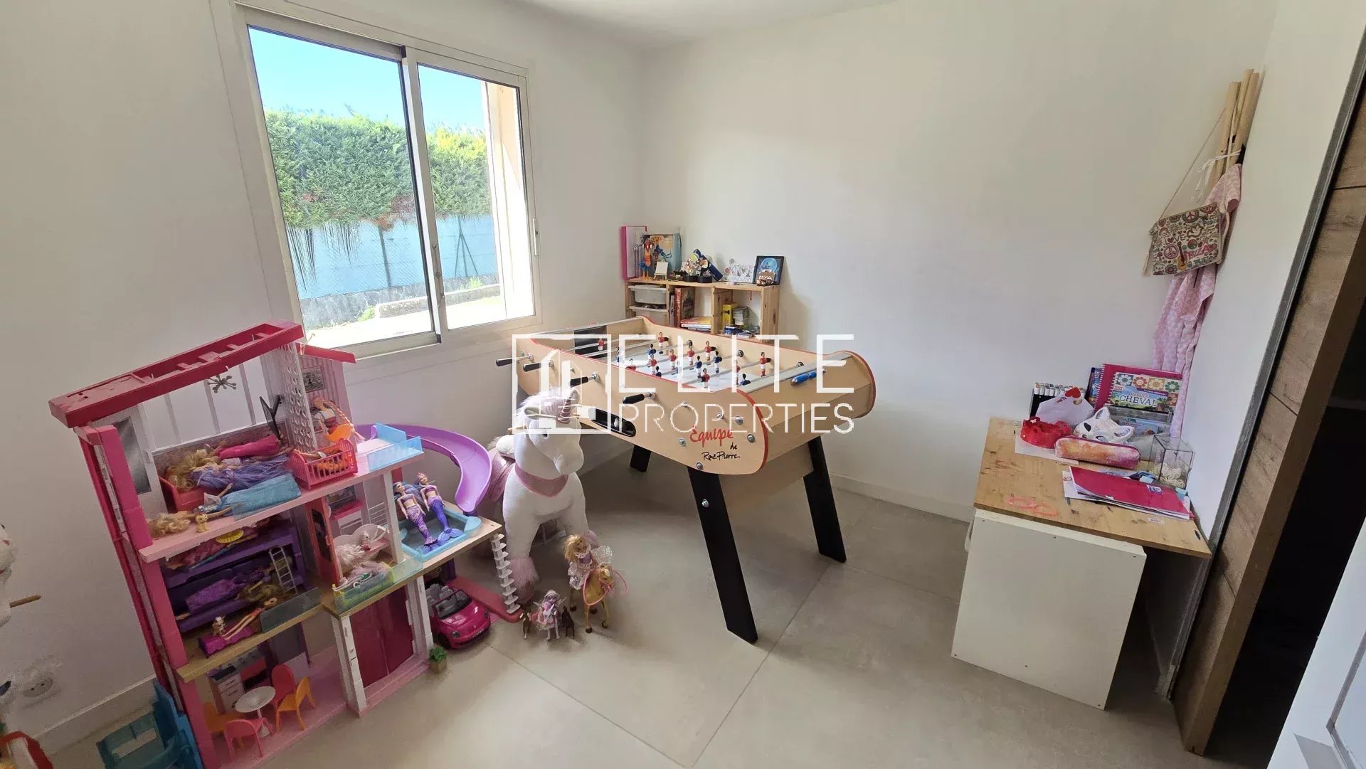 Chambre à Grasse Chambre d'une maison à Grasse, avec des jouets et un bureau.