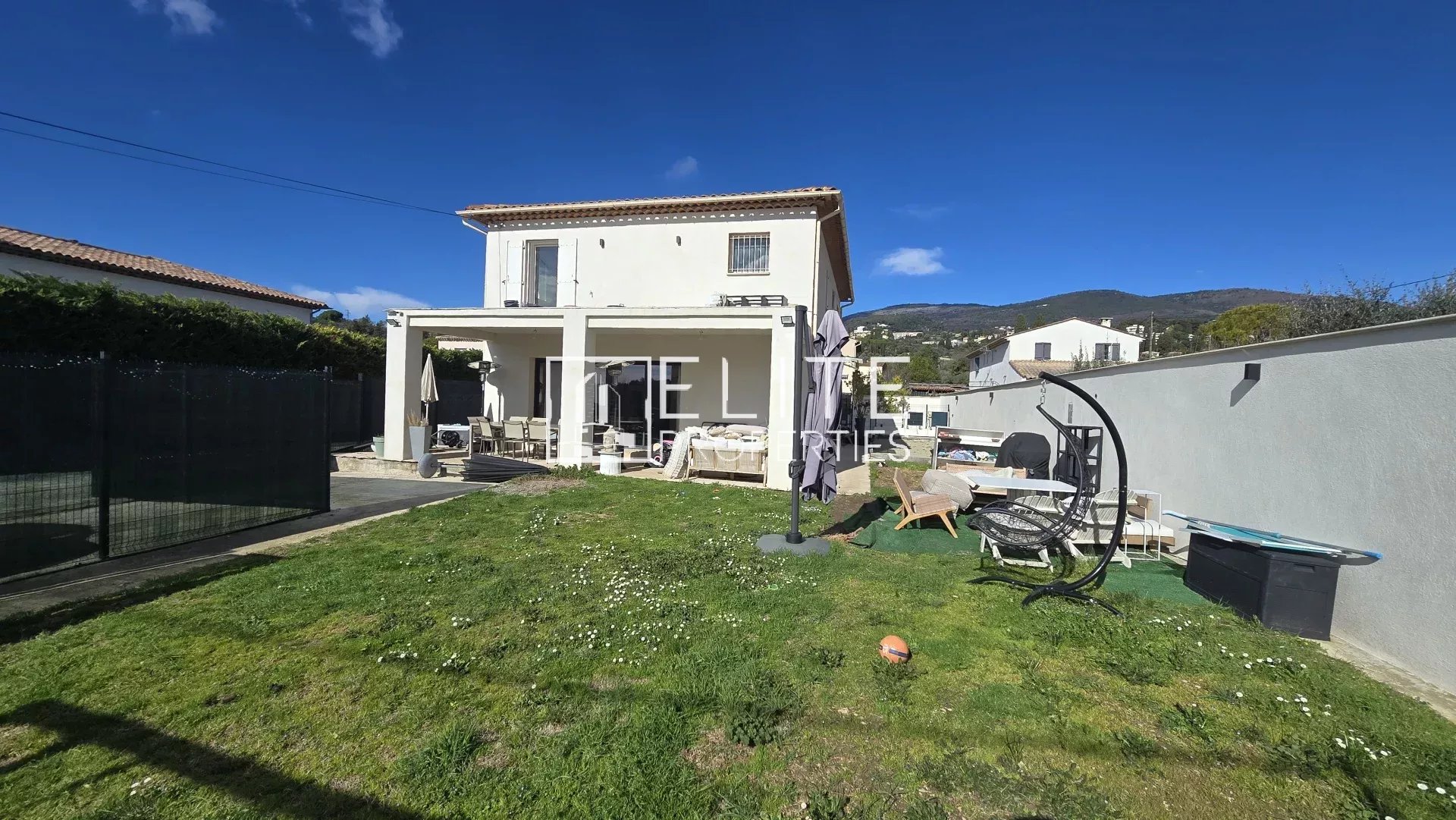 Maison rénovée à Grasse Maison de 7 pièces avec jardin à Grasse, vue sur les montagnes.