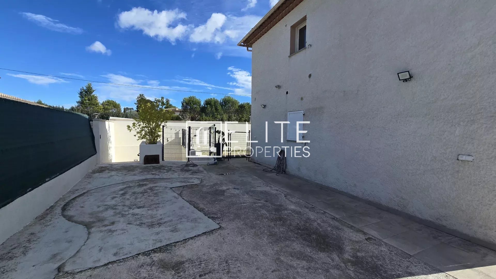 Maison rénovée à Grasse Vue extérieure d'une maison rénovée à Grasse, avec un terrain dégagé.