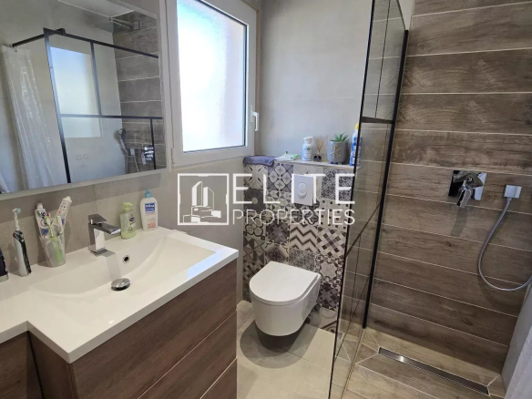 Salle de bain moderne avec douche, lavabo et toilettes dans une maison rénovée à Grasse.