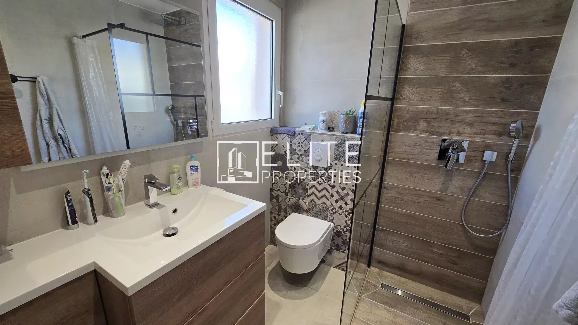 Salle de bain moderne à Grasse Salle de bain moderne avec douche, lavabo et toilettes dans une maison rénovée à Grasse.