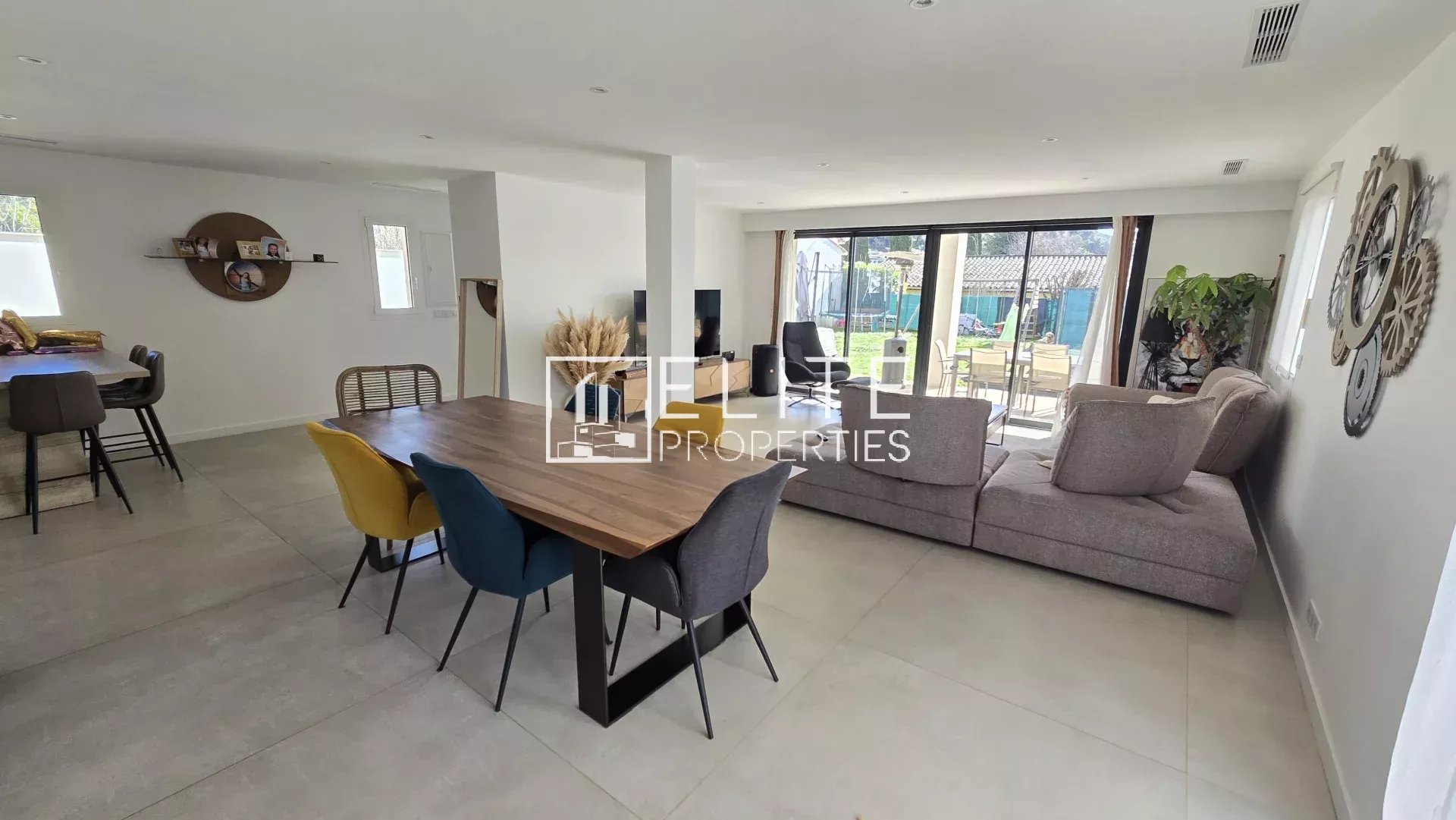 Intérieur d’une maison à Grasse Intérieur d'une maison rénovée avec un séjour spacieux et une salle à manger.