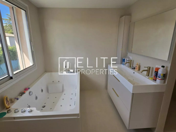Salle de bain moderne avec baignoire et lavabo dans une maison à Grasse.
