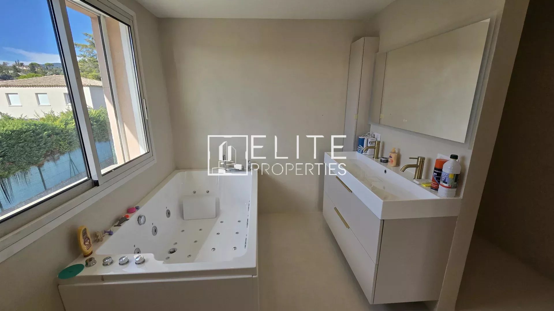 Salle de bain de maison à Grasse Salle de bain moderne avec baignoire et lavabo dans une maison à Grasse.
