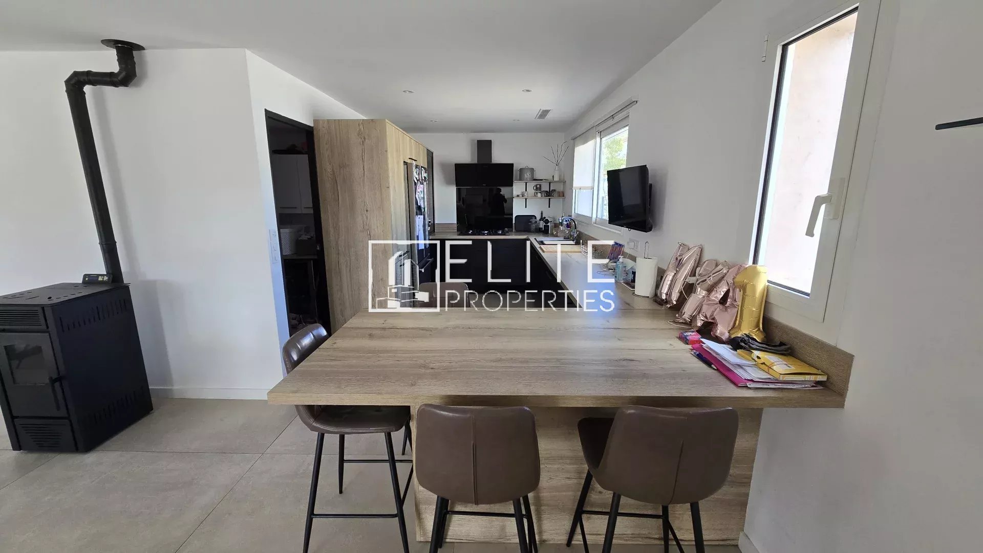 Cuisine ouverte dans une maison à Grasse Intérieur d'une maison rénovée avec cuisine ouverte et coin repas.