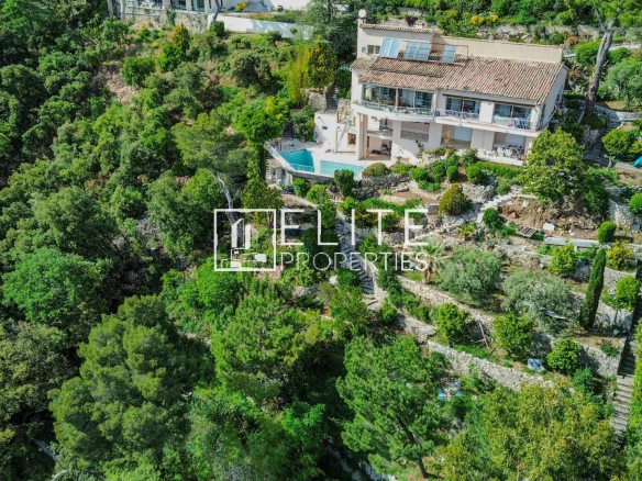 Vue aérienne d'une villa à Grasse entourée de verdure et de jardins.