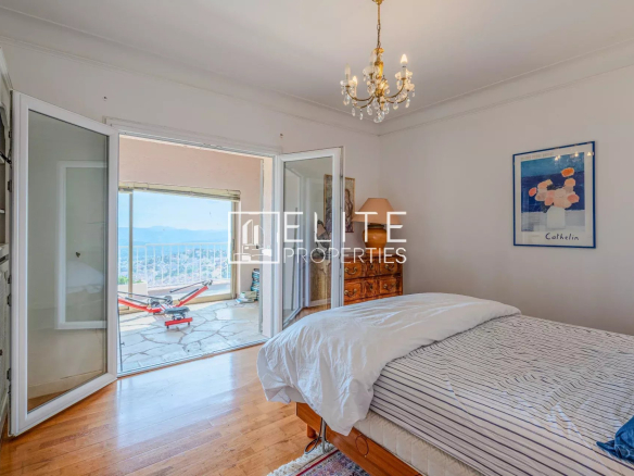 Chambre avec vue sur la mer, portes-fenêtres ouvertes, décor simple et lumineux.