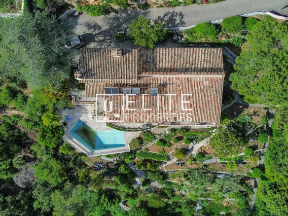 Vue aérienne d'une villa avec piscine entourée de verdure à Grasse.