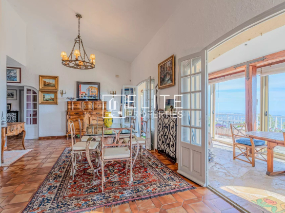 Intérieur d'une maison à Grasse avec salle à manger et vue sur la mer.