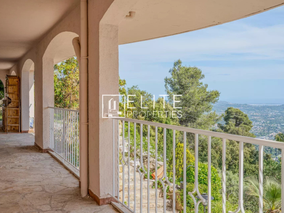 Terrasse d'une villa à Grasse avec vue panoramique sur la mer et la ville.