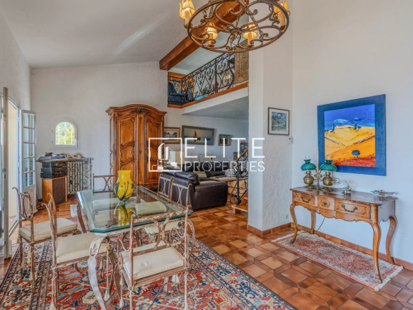 Intérieur d'une villa à Grasse avec salle à manger et salon lumineux.