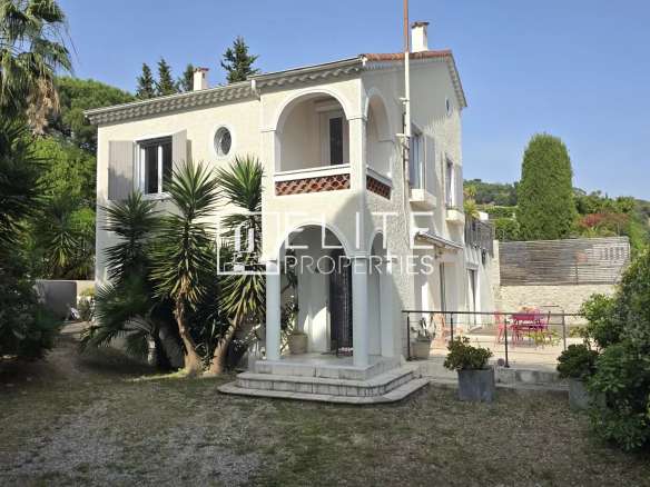5-room house with swimming pool and sea view in Cannes La Bocca, surrounded by trees.