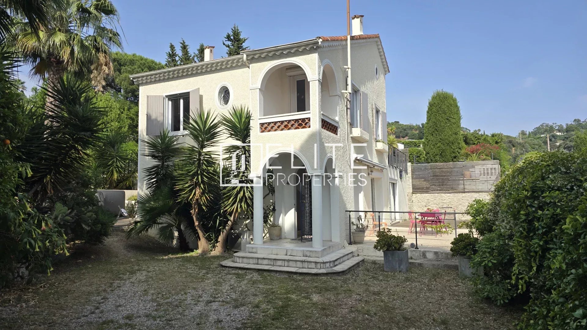 House in Cannes La Bocca 5-room house with swimming pool and sea view in Cannes La Bocca, surrounded by trees.