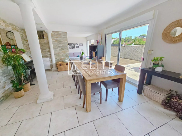 Interior of a 5-room house with dining room and access to the outside.