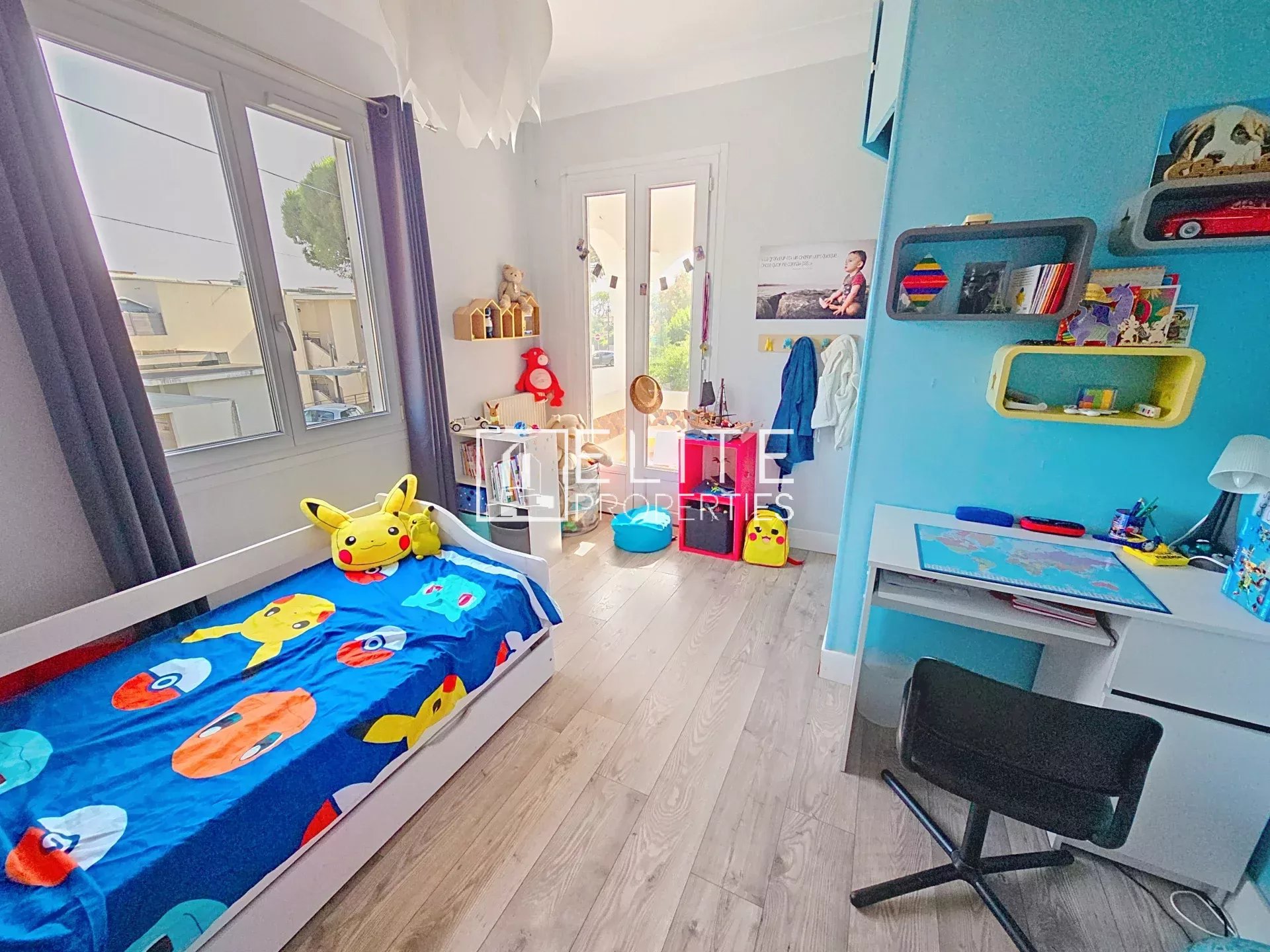 Colorful children's room Children's bedroom with bed and desk, decorated with bright colors and playful objects.