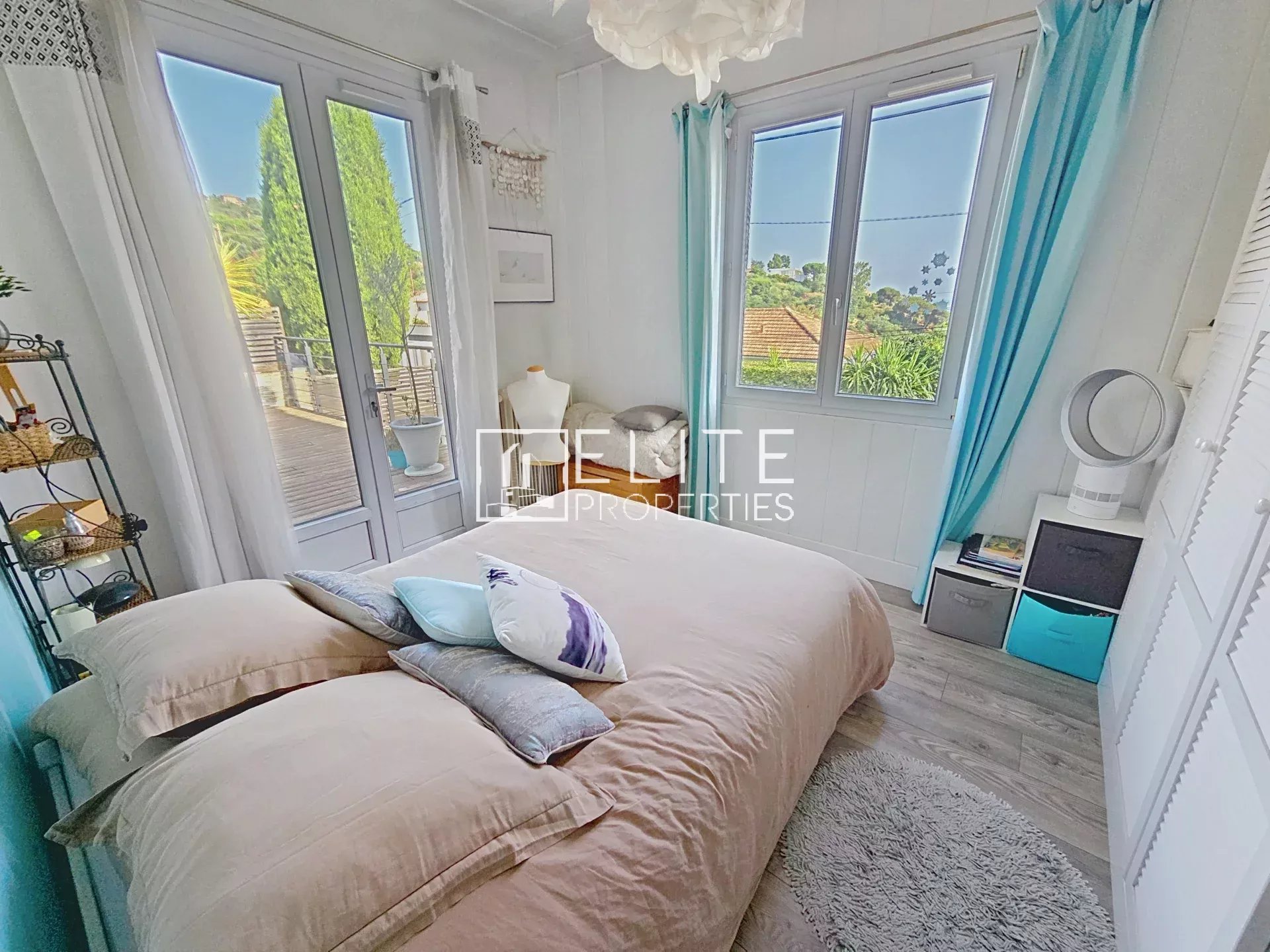 Bright room in Cannes Room in a house in Cannes with a double bed and bright decor.