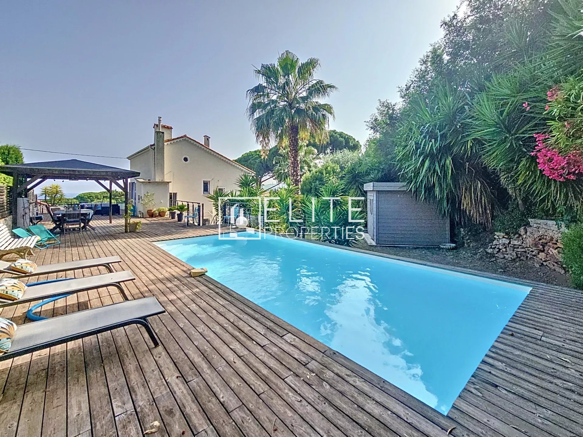 House with swimming pool in Cannes La Bocca 5-room house with swimming pool on a wooded plot in Cannes La Bocca.